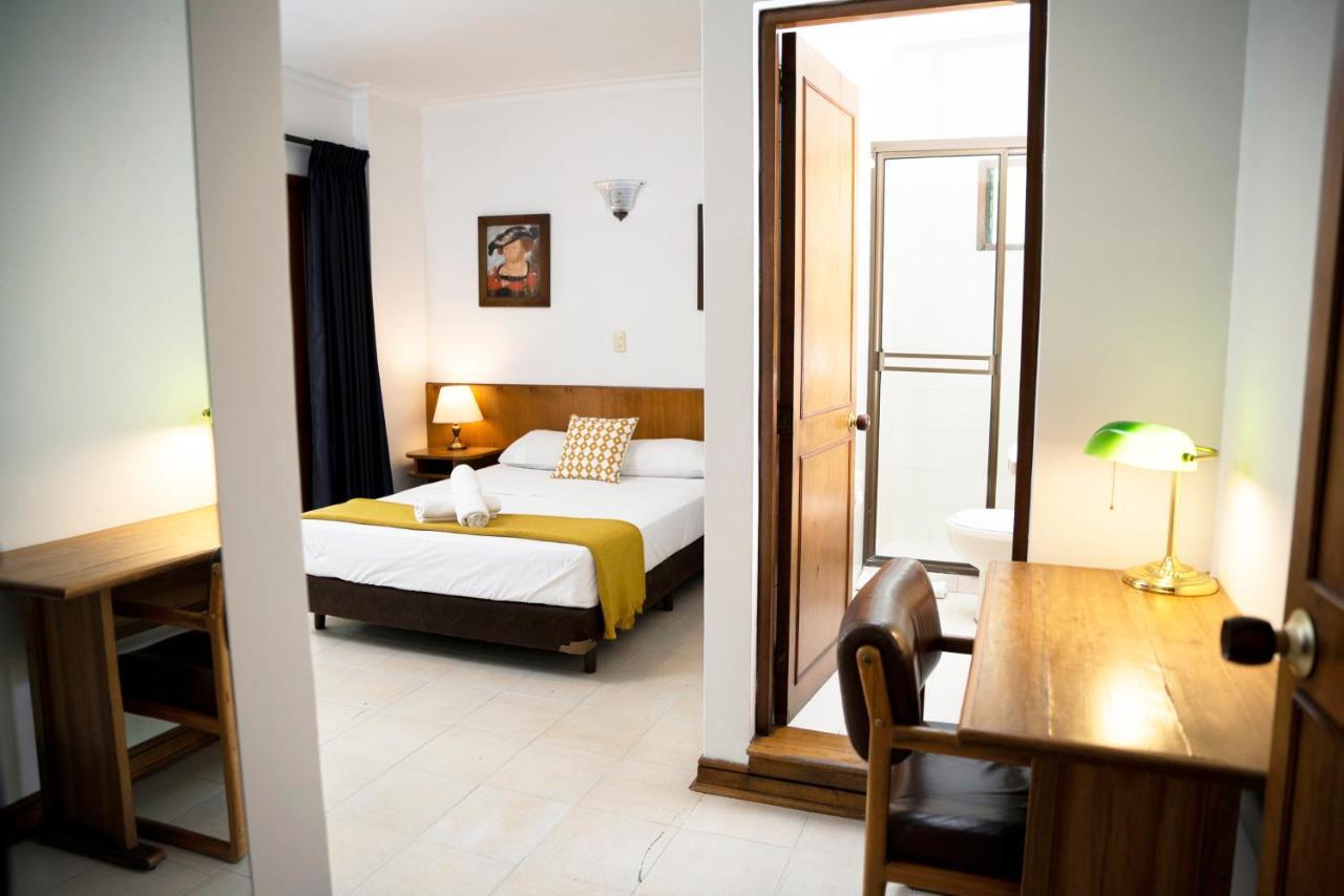 Casa Rosales Hotel Medellin Bagian luar foto