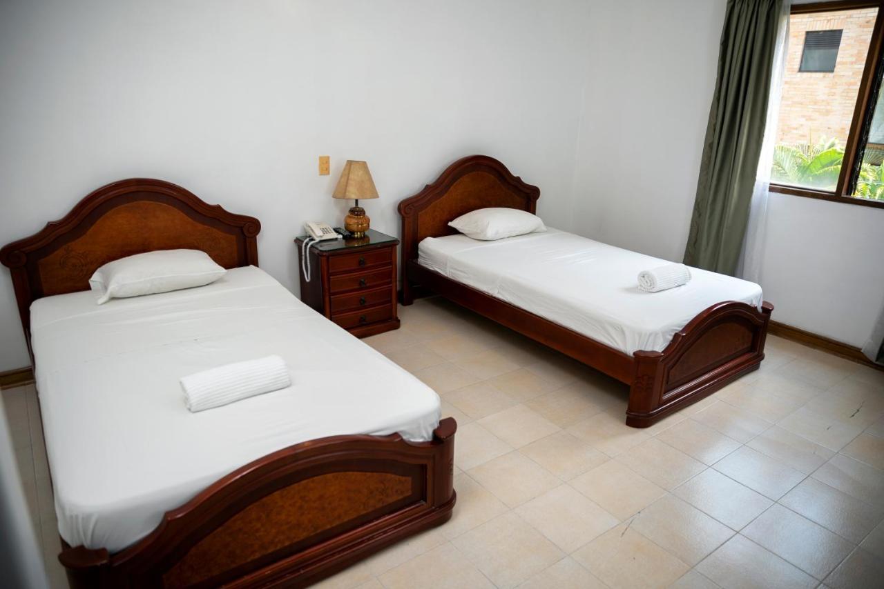 Casa Rosales Hotel Medellin Bagian luar foto