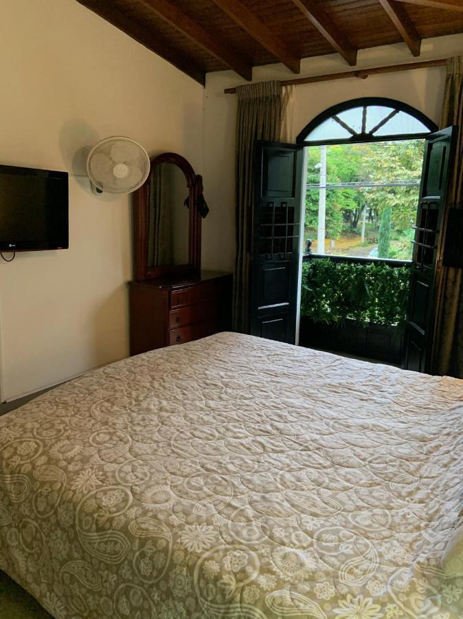 Casa Rosales Hotel Medellin Bagian luar foto