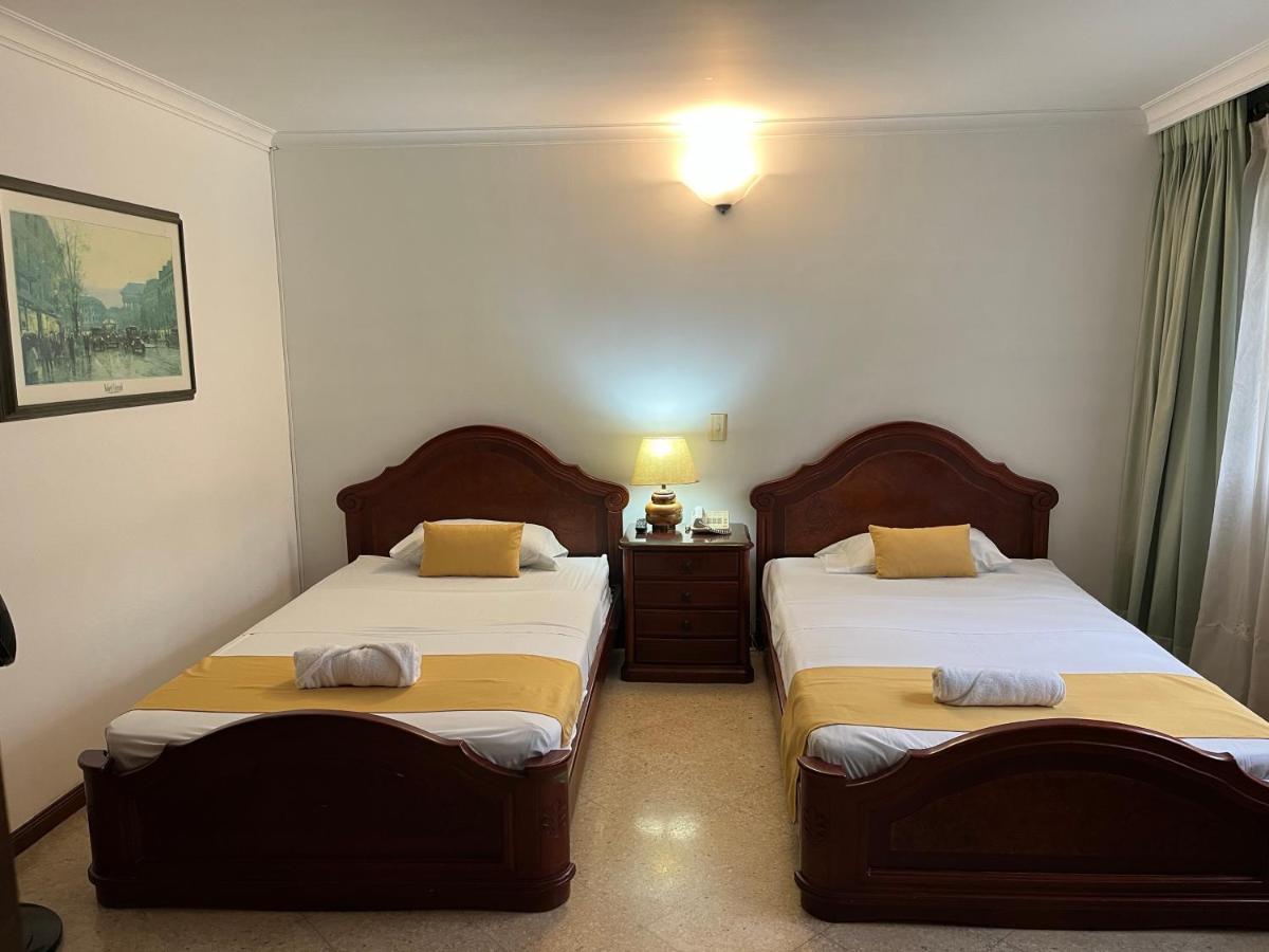 Casa Rosales Hotel Medellin Bagian luar foto