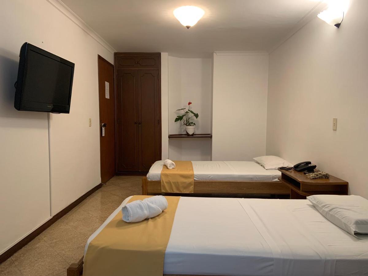 Casa Rosales Hotel Medellin Bagian luar foto
