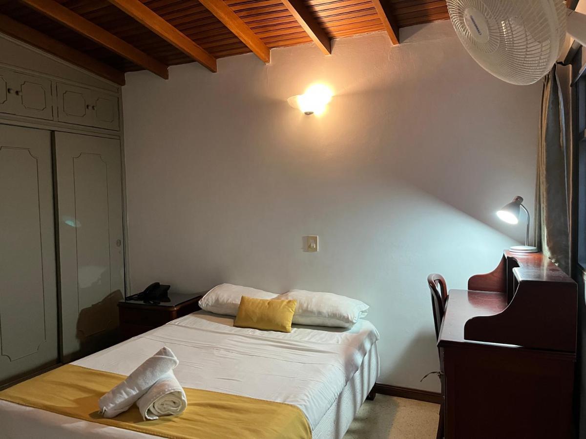Casa Rosales Hotel Medellin Bagian luar foto