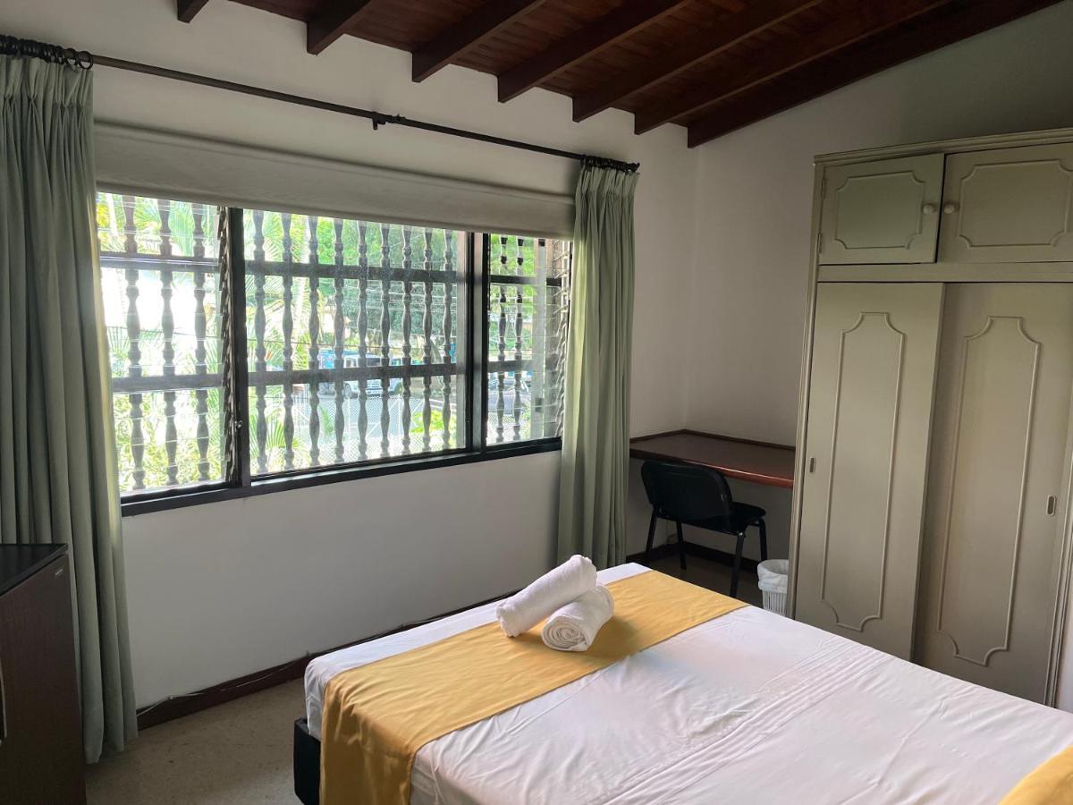 Casa Rosales Hotel Medellin Bagian luar foto
